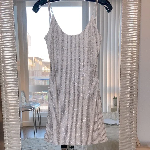 🔥🤍✨🤍 HP Alice and Olivia sequined dress🤍 - Picture 1 of 15